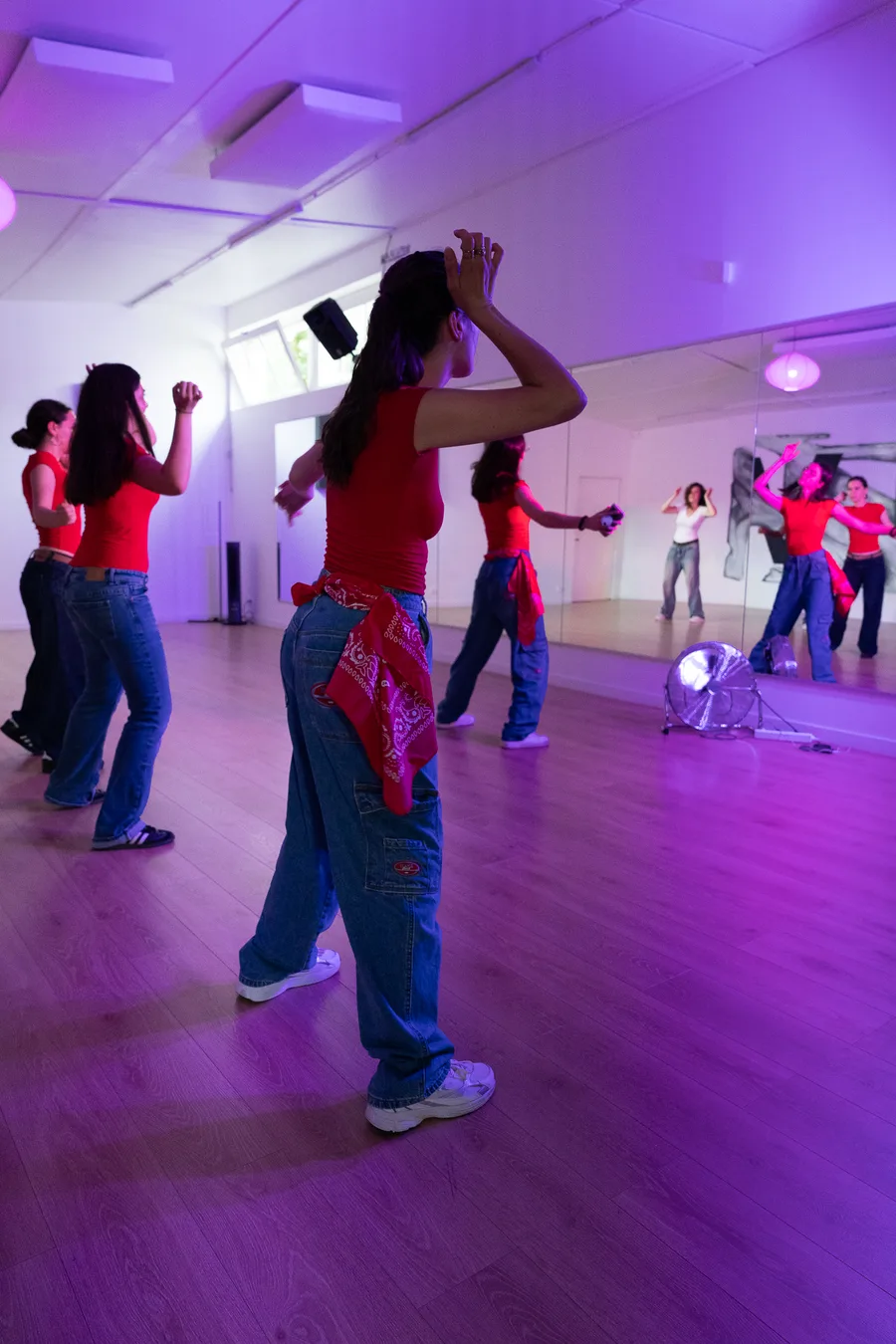 Des élèves de DanceMotion dansent ensemble pendant une chorégraphie de Hip-Hop Flow